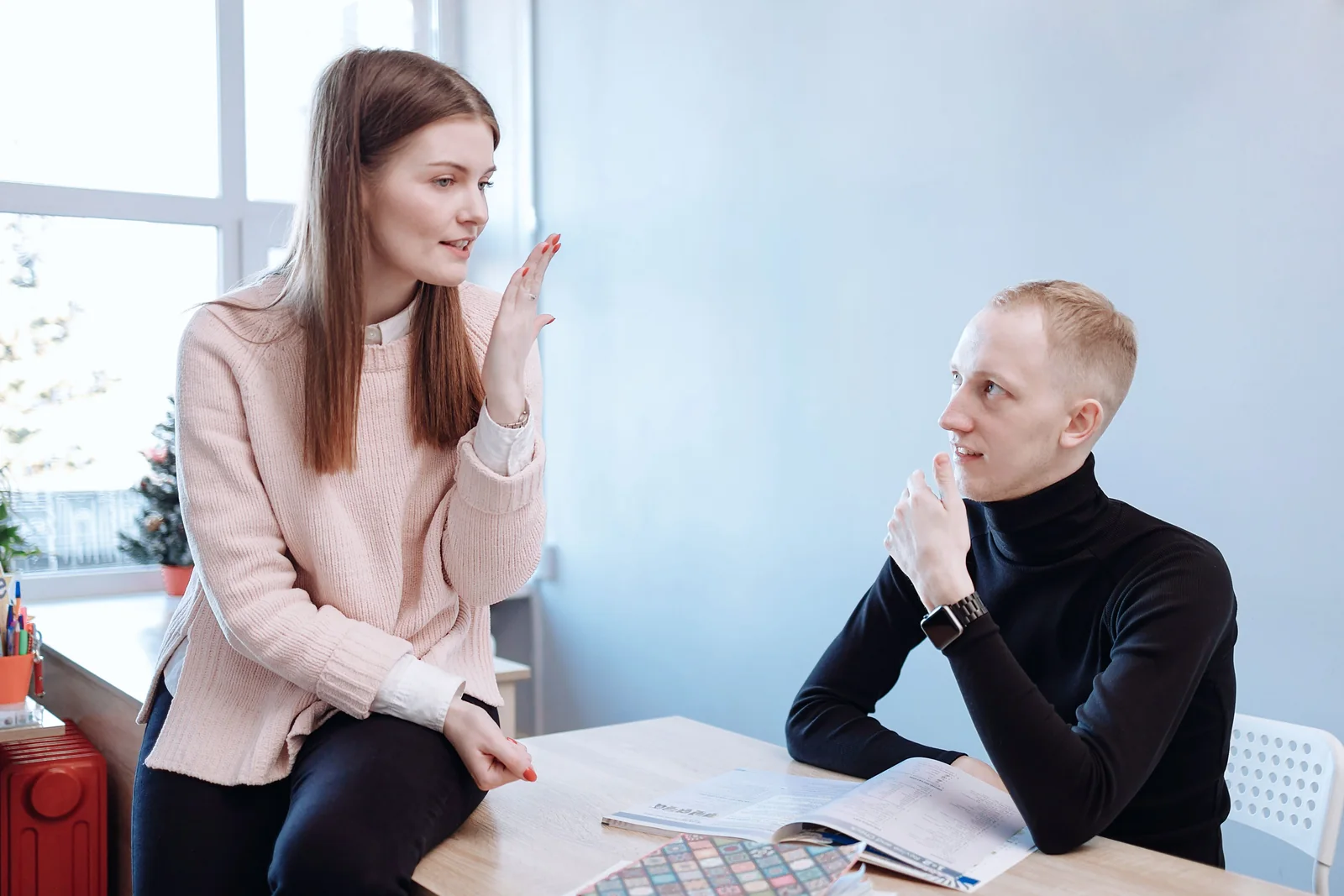 Une formatrice échange avec un apprenant