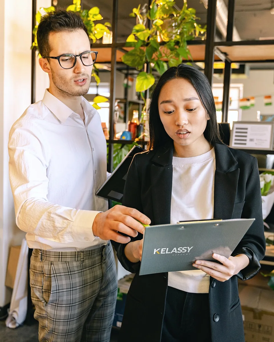 Un tuteur et une jeune alternante consultent un porte-documents Kelassy Academy