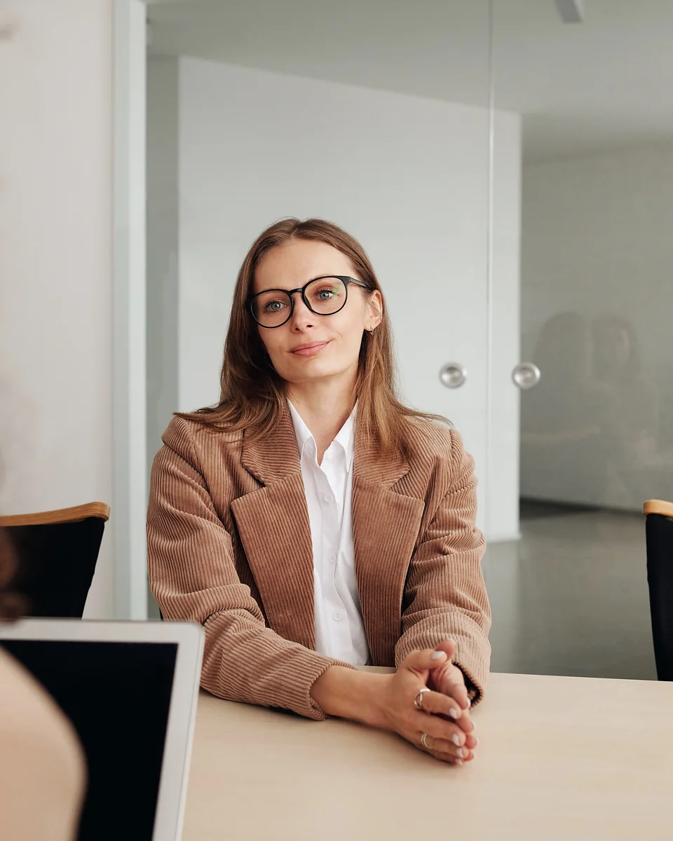 Entretien de recrutement entre une jeune candidate et deux recruteurs